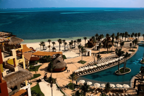 Beachfront resort and turquoise Caribbean water in Cancun, Mexico